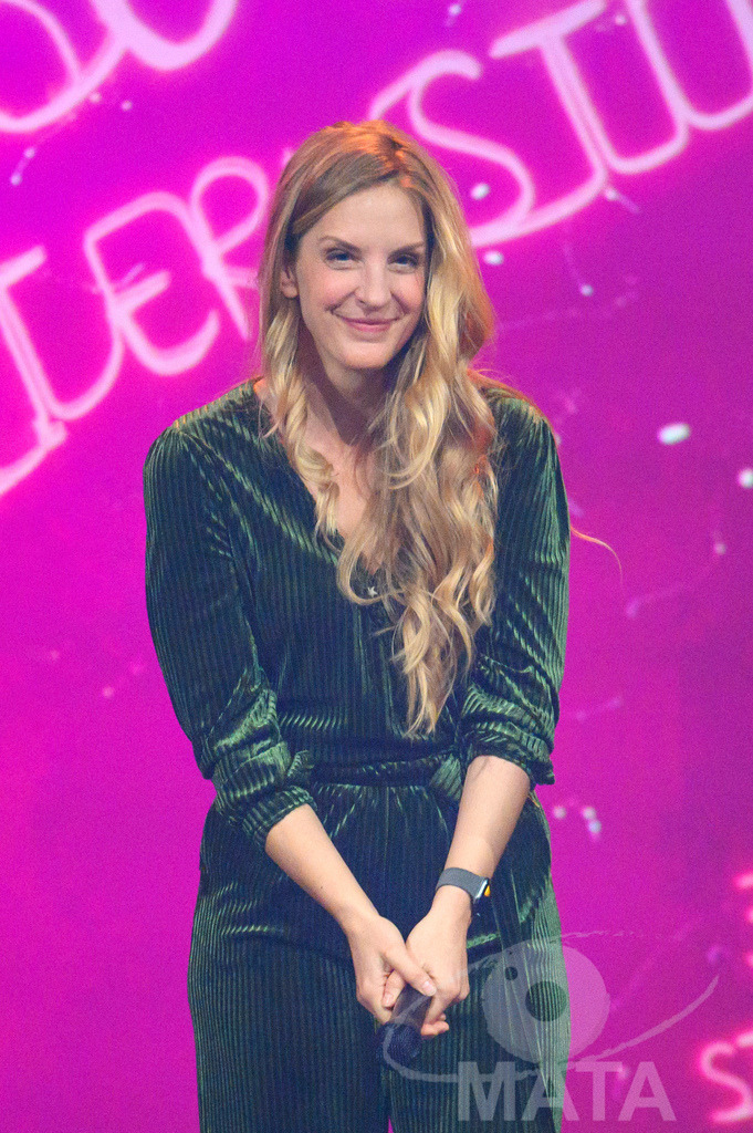 _DWA1503 | Caro Matzko (Bayern 2, Ringlstetter) bei '30 Jahre Sternstunden-Gala 2023' in der Frankenhalle. Nürnberg, 15.12.2023 - Realisiert mit Pictrs.com