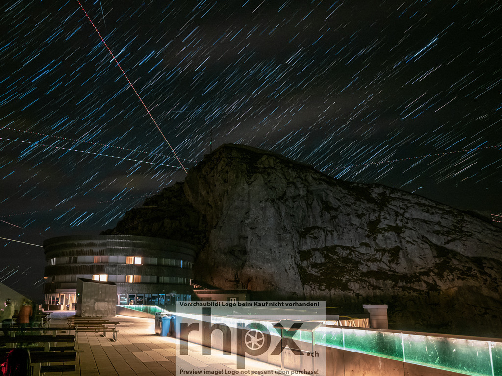 Astronomieabend am Pilatus / Astronomy Evening at Pilatus | Kosmos. Licht. Staunen.
Unter dem weiten Sternenzelt auf dem Pilatus versammeln sich Begeisterte, um in die Tiefen des Universums zu blicken. 


Cosmos. Light. Wonder.
Under the vast starry canopy on Mount Pilatus, enthusiasts gather to gaze into the depths of the universe. - Realisiert mit Pictrs.com