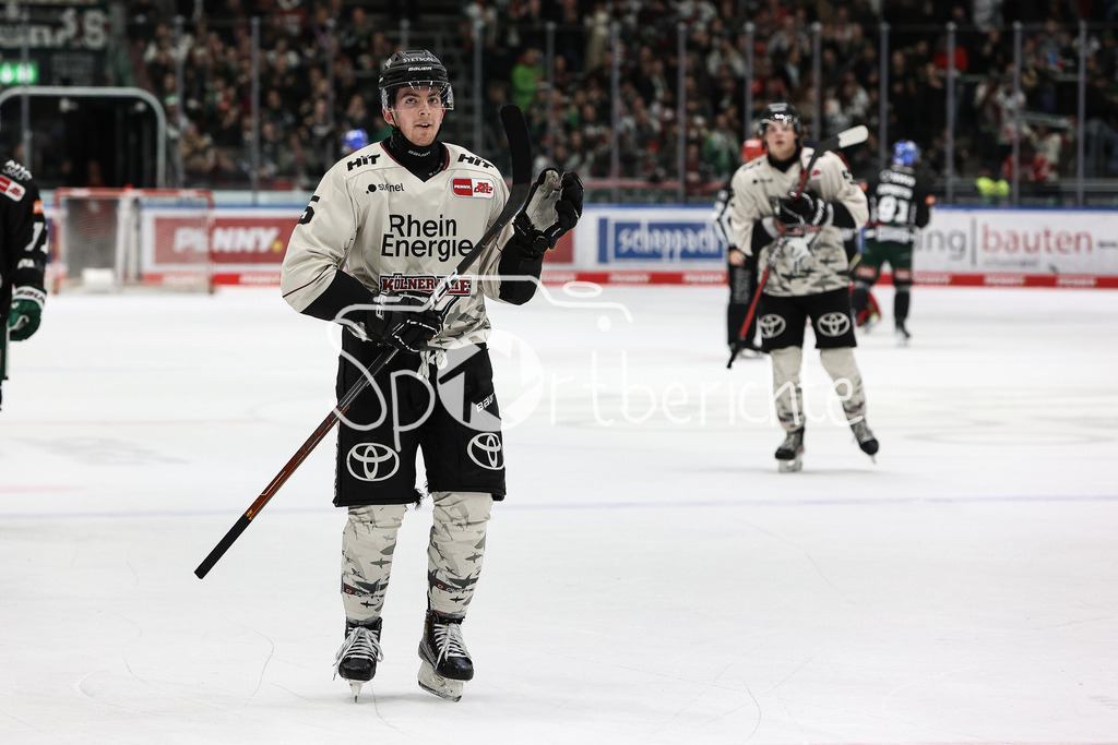 Augsburger Panther - Kölner Haie | Robin Van CALSTER (KEC #5) bedankt sich bei den mitgreisten Fans nach dem Sieg in Augsburg