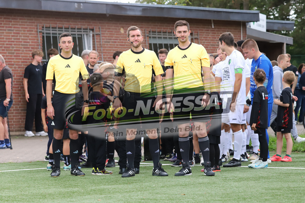 SC Bünde - BV 21 Stift-Quernheim | Auf dem Bild zu sehen: Schiedsrichter v.l.: Antonio Ljubas, Philipp Miska, Tobias Patzer  SC Bünde, BV 21 Stift-Quernheim, Fistelmann Supercup, Hunnebrock, Deutschland  - Realisiert mit Pictrs.com