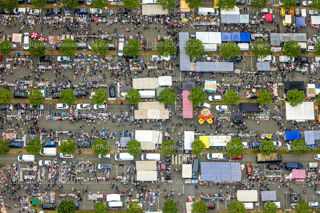 Duisburg240702315-Nord | Luftbild, Duisburg-Nord, Trödelmarkt auf dem Ikea Möbelmarkt Parkplatz, Flohmarkt Marktstände, Formen und Farben, Beeck, Duisburg, Ruhrgebiet, Nordrhein-Westfalen, Deutschland