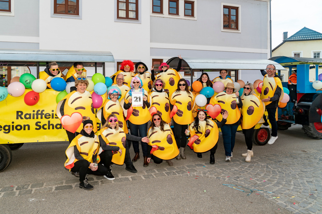 MASKEN-Gruppe_8897 | Fotostrecke: FASCHINGSUMZUG 2025 in Loosdorf. 22 Masken(gruppen)-Teilnehmer: Loosdorfer Vereine, Wirtschaftstreibende, Gemeindeabordnungen sowie Kreditinstitute. rund 700 Besucher entlang der Hauptstrasse. Veranstaltungs-Sicherung durch Mannschaft der FF-Loosdorf mit schwerem Gerät. Maskenprämierung am EKZ-Platz durch Bgm. Thomas Vasku in den Kategorien: Bester Festwagen (Fa. gkonzept-Groissenberger; Beste Personengruppe-ASK-Loosdorf; Beste Einzelperson; Weiteste Anreise-FF Schollach;