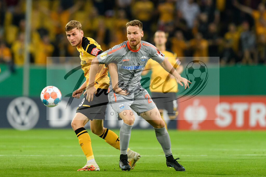 DREPAD20210806_057 | Fussball, Herren: Christoph Daferner (SG Dynamo Dresden) und Jannis Heuer (SC Paderborn 07) im Zweikampf beim Spiel der 1. Runde im DFB-Pokal zwischen SG Dynamo Dresden und SC Paderborn 07 im Rudolf-Harbig-Stadion am 06.08.2021 in Dresden, Deutschland.DFB / DFL REGULATIONS PROHIBIT ANY USE OF PHOTOGRAPHS AS IMAGE SEQUENCES AND/OR QUASI-VIDEO. - Realisiert mit Pictrs.com