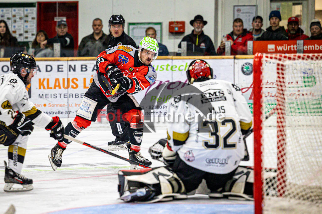 TSV Peißenberg MINERS vs EHC Königsbrunn | Eishockey Bayernliga Vorrunde 2024/2025, TSV Peißenberg MINERS vs EHC Königsbrunn, 20241027,Schuss von Dejan VOGL (Miners 23),2024-10-27 in Peißenberg (Eisstadion)Dejan VOGL (Miners 23)Copyright: WolfgangxLindner