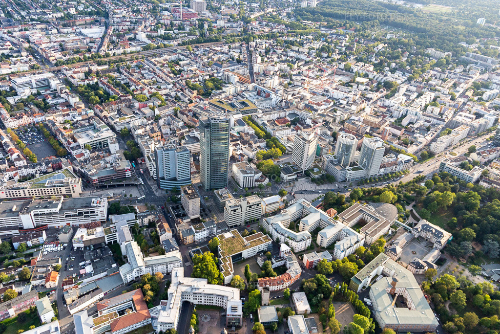 Luftbild: Hochhaus- Ensemble Stadtforum am büsing park, Arabella Sheraton Am Büsing Palais,Falken Tire Europe GmbH am Main im Ortsteil Hochschule für Gestaltung in Offenbach im Bundesland Hessen in Deutschland. Foto: IMG_117542.jpg vom 10.09.2019 durch Werner Riehm/FLY-FOTO.de
