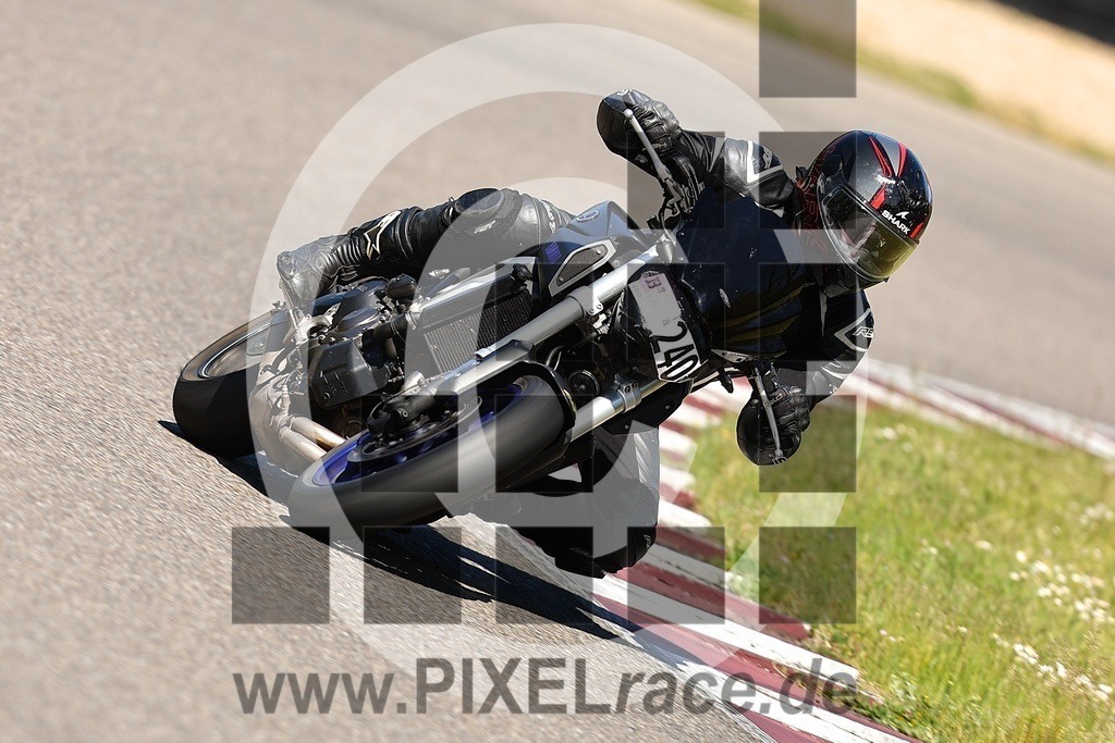 0240-20260426_01807 | Schöne Erinnerungen an spannende Momente - das festzuhalten ist unser Job. PIXELrace.de ist seit 2003 auf den Rennstrecken Europas unterwegs um die Action draußen beim Fahren und die wunderbare Stimmung imm Fahrerlager für euch einzufangen.