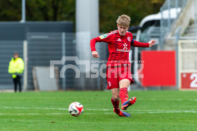 20241102_NSZ_5960 | Jan Boller (Fortuna Düsseldorf U23,No.05) spielt den BallDEU, Düsseldorf, 02.11.2024 Fußball, Regionalliga West, Saison 2024/2025, 14. Spieltag, Fortuna Düsseldorf U23 - SC Fortuna Köln - Realisiert mit Pictrs.com