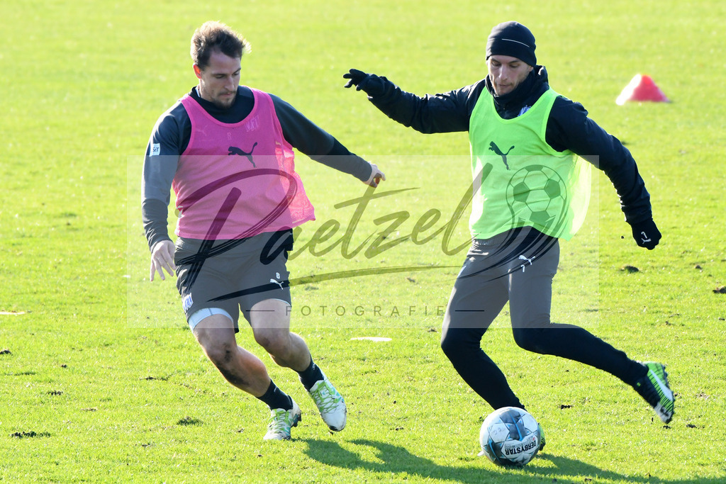 20200207_TRAOSN_0021 | Fußball, Herren: Ulrich Taffertshofer (VfL Osnabrueck) und Bashkim Ajdini (VfL Osnabrueck) im Zweikampf waehrend der Trainingseinheit des VfL Osnabrueck im Sportpark Illoshoehe am 07.02.2020 in Osnabrueck, Deutschland. - Realisiert mit Pictrs.com