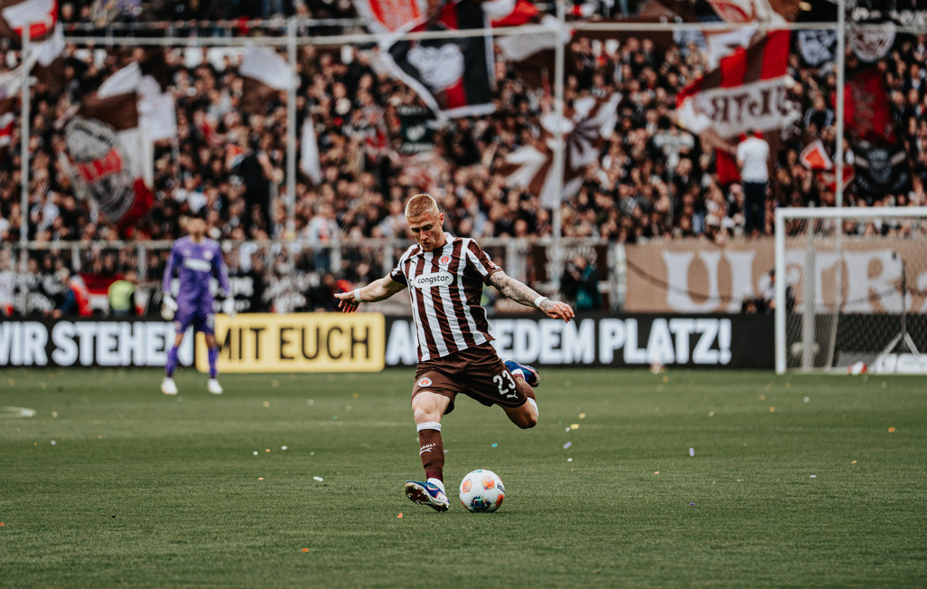 FCSP_YD-01656 | Der offizielle Shop für FC St. Pauli Fotos. Wähle aus Spielszenen & Fanmomenten dein FCSP Wunschformat. Wir liefern Millerntor-Atmosphäre.