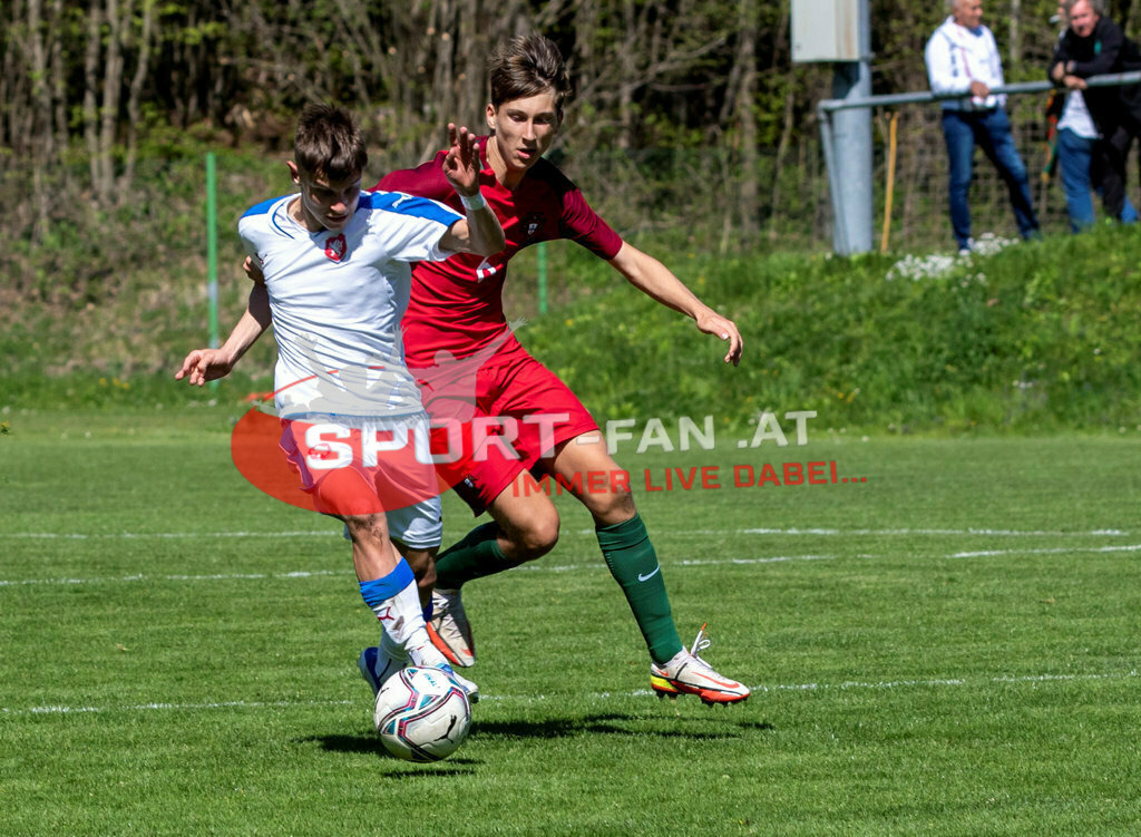 Portugal  U15 -Czech Republic U15 | SIMON WOLFL (Czech Republic #7) GONÇALO PINTO (Portugal #6) ; Portugal  U15 -Czech Republic U15 am 29.04.2022 in Arnoldstein
(Sportplatz), AUSTRIA, (Photo by Ernst Krawagner sport-fan.at) - Realisiert mit Pictrs.com