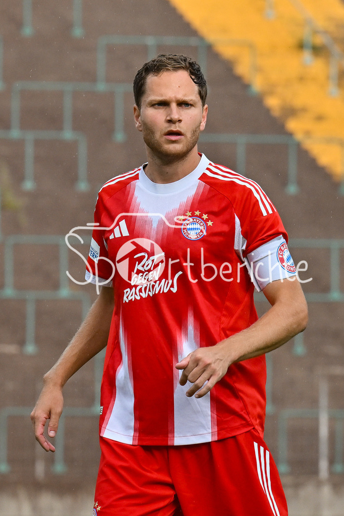 FC Augsburg II - FC Bayern Amateure | im Bild Benno SCHMITZ (FC Bayern Muenchen II 6) / Einzelfoto / Freisteller / Regionalliga Bayern: FC Augsburg II - FC Bayern Muenchen II, Rosenaustadion am 25.07.2025