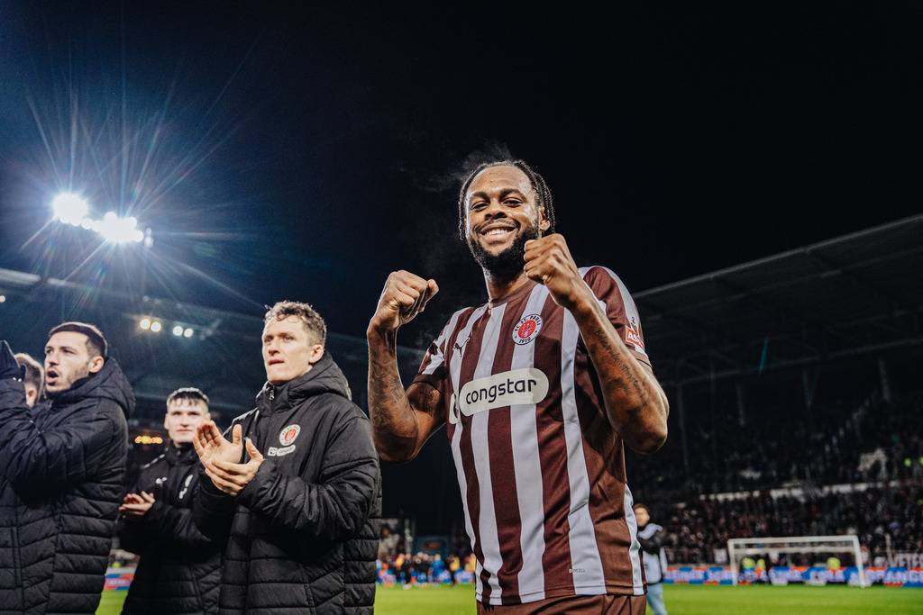 FCS01653 | Der offizielle Shop für FC St. Pauli Fotos. Wähle aus Spielszenen & Fanmomenten dein FCSP Wunschformat. Wir liefern Millerntor-Atmosphäre.