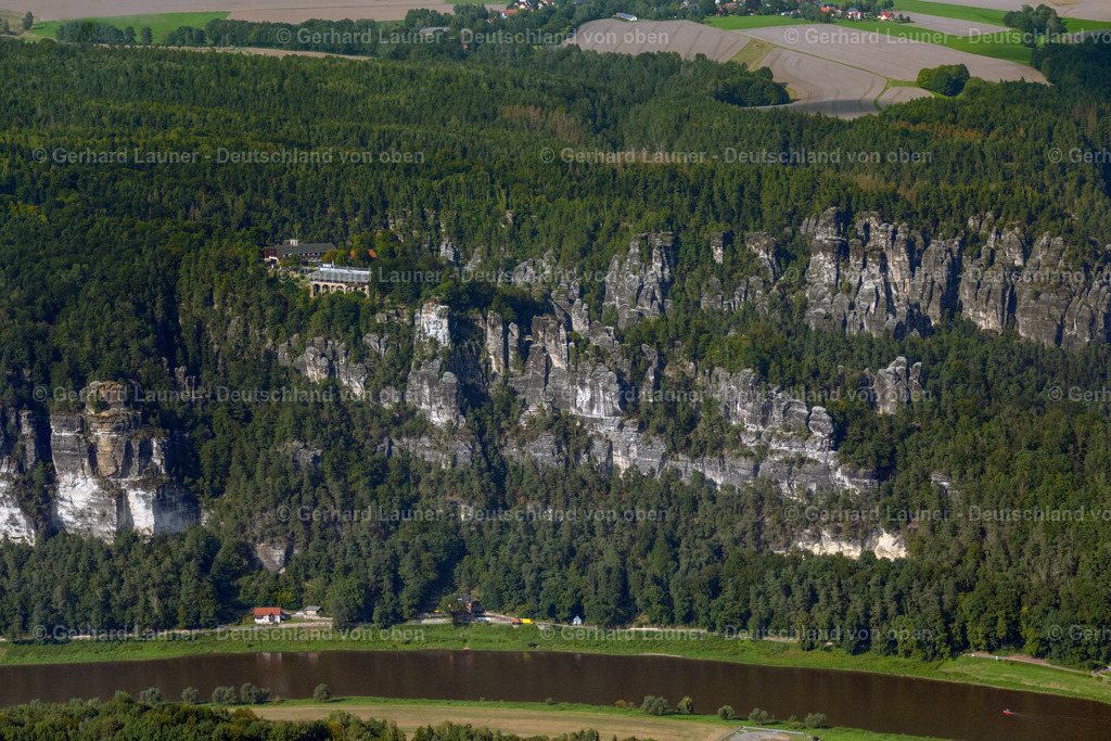 4060724 | RATHEN 07.09.2021 Felsen- Massiv und Berglandschaft des Basteigebiet in Rathen im Bundesland Sachsen. // Rock and mountain landscape of the Basteigebiet in Rathen in the state Saxony. Foto: Gerhard Launer
