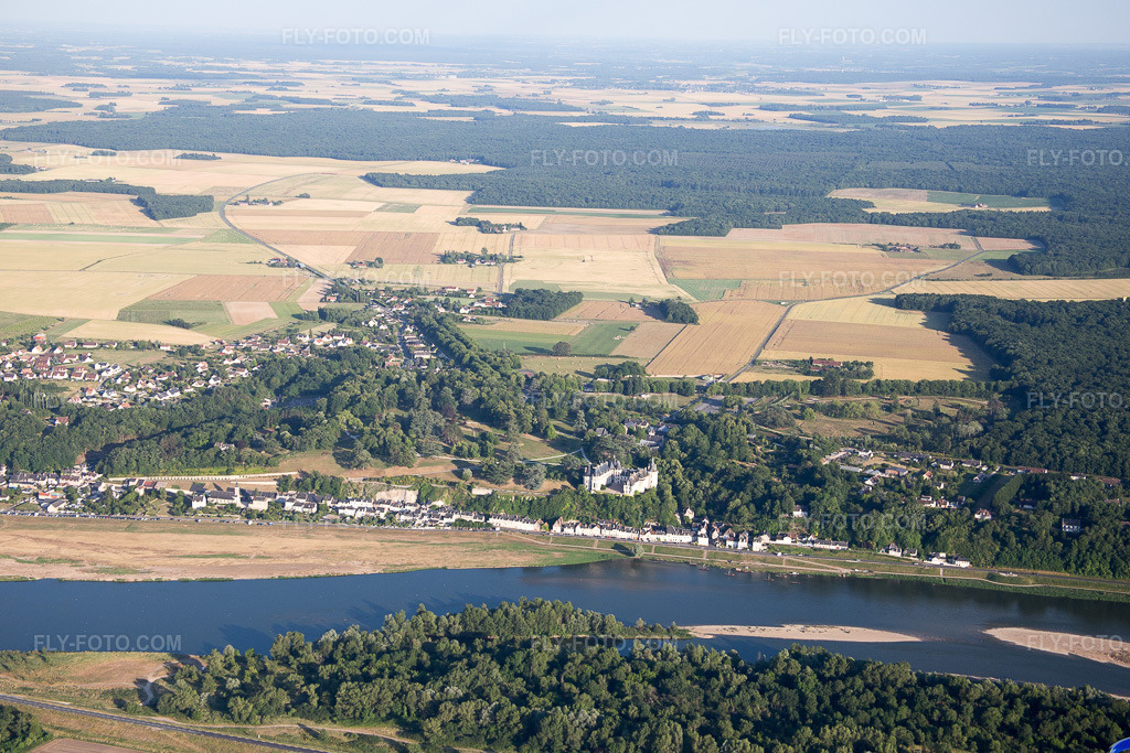 Aerial view: View of the town in Chaumont-sur-Loire in the state Loir et Cher, France. – Photo: IMG_081210.jpg taken on 06/19/2015 by Werner Riehm/FLY-FOTO.com – Resolution of the original: 5472 x 3648 px