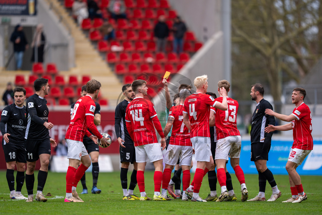 Kickers Offenbach vs. SG Sonnenhof Grossaspach, Fussball, Regionalliga Suedwest, 24. Spieltag, 14.03.2026 | Platzverweis für Kristjan Arh Cesen (Kickers Offenbach, #14) durch Schiedsrichter Lukas Jungfleisch,Kickers Offenbach vs. SG Sonnenhof Grossaspach, Fussball, Regionalliga Suedwest, 24. Spieltag, 14.03.2026Foto: photosbyphips/Philip Ziegler