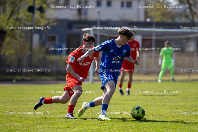 Fußball I Junioren I Saison 2025-2026 I DFB-Nachwuchsliga I 8. Spieltag I JFV Lübeck - 1. FC Magdeburg 65 | v.l. Alexander Erwin Laval (8, JFV Lübeck), Adrian Drews (23, 1. FC Magdeburg) - Realisiert mit Pictrs.com