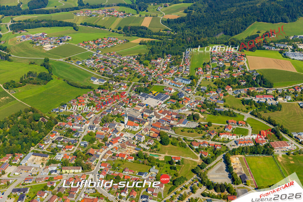 Luftaufnahme der Stadt Hutthurm - Die Luftaufnahme wurde 2025 vom UL-Flugzeug heraus erstellt ( keine Drohne ) - Hochauflösende Luftaufnahme - für professionelle Ausdrucke geeignet. Die Geschenkidee !Mit Lizenz und Bildrechte bestellbar