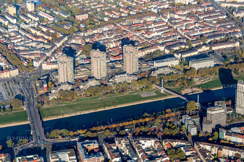 Kurpfalzbrücke  über den Neckar und 3 Hochhäuser am Ufer  im Ortsteil Neckarstadt | Luftbild: Kurpfalzbrücke  über den Neckar und 3 Hochhäuser am Ufer  im Ortsteil Neckarstadt im Ortsteil Neckarstadt-Ost in Mannheim im Bundesland Baden-Württemberg in Deutschland. Foto: IMG_095452.jpg vom 30.10.2016 durch Werner Riehm/FLY-FOTO.de - Realisiert mit Pictrs.com