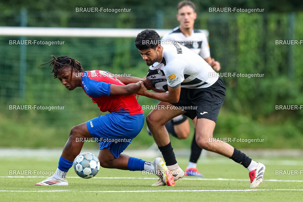 1_KFCWAT_20250723_0831.JPG -  - KFC Uerdingen - SG Wattenscheid 09 - Testspiel | Krefeld, Deutschland, 23.07.25: Derick Kwaku Gyamfi (KFC Uerdingen) und Serhat Kacmaz (SG Wattenscheid 09) im Kampf um den Ball waehrend des Testspiel Spiels zwischen KFC Uerdingen - SG Wattenscheid 09 in der Covestro Sportpark am 23. July 2025 in Krefeld, Deutschland. (Foto von Stefan Brauer/Brauer-Fotoagentur)