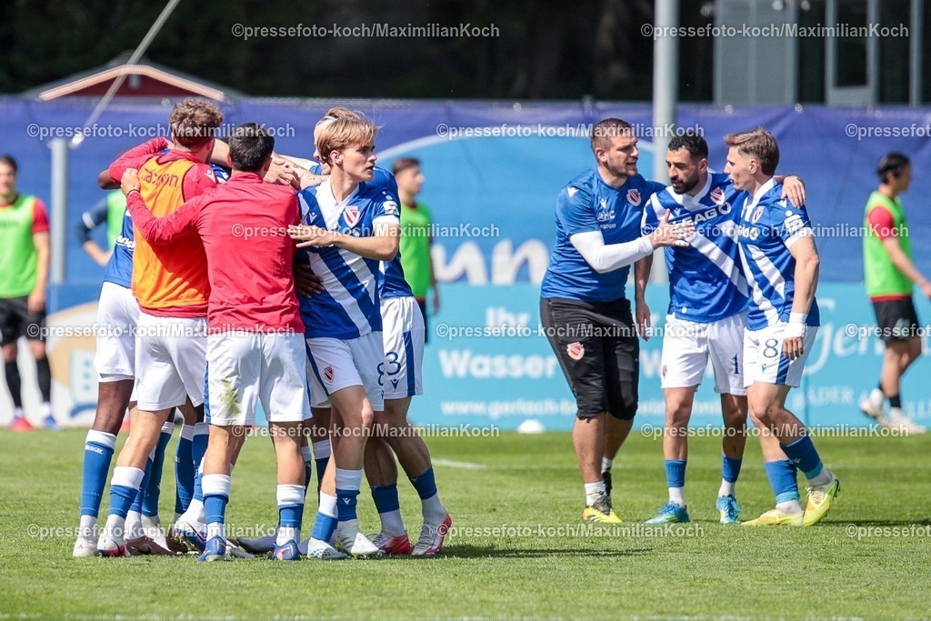 xsef26042601026 | 26.04.2026, xsefx, Fußball, 3.Liga, FC Viktoria Köln - Energie Cottbus, 35. Spieltag, Sportpark Höhenberg, Saison 2025 2026: Torjubel nach dem 2:0 - King Samuel Manu (FC Energie Cottbus, 2) und seine Teamkollegen DFB regulations prohibit any use of photographs as image sequences and or quasi-video. Photo: xSabinexEffgenxPressefotoKochx