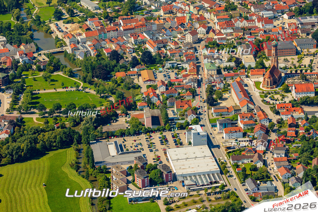Luftaufnahme der Stadt Vilsbiburg - Die Luftaufnahme wurde 2025 vom UL-Flugzeug heraus erstellt ( keine Drohne ) - Hochauflösende Luftaufnahme - für professionelle Ausdrucke geeignet. Die Geschenkidee !Mit Lizenz und Bildrechte bestellbar
