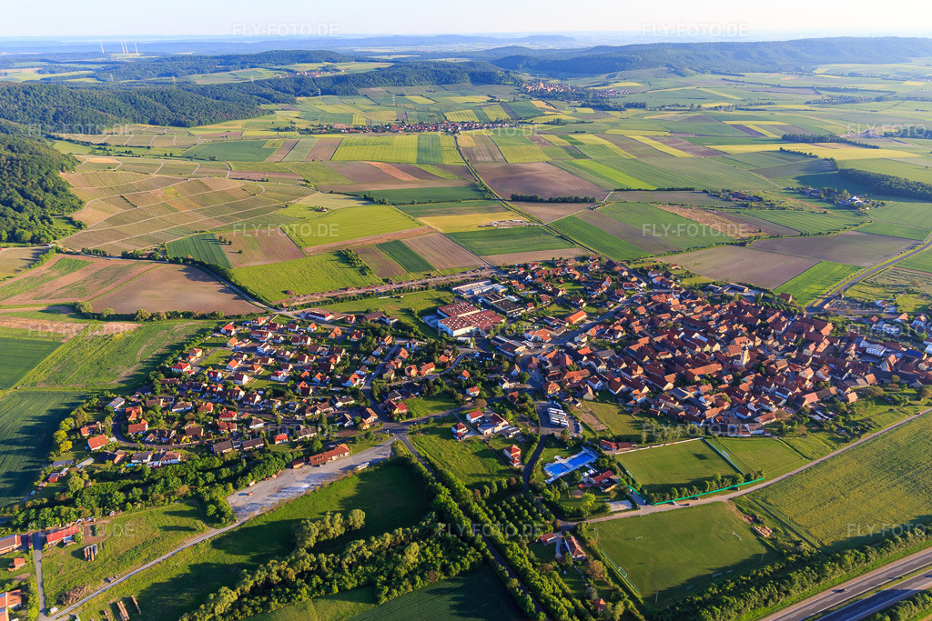 Luftbild: Dorfübersicht aus Osten mit Abtswinder Naturheilmittel GmbH & Co. KG in Abtswind im Bundesland Bayern in Deutschland. – Foto: IMG_100387.jpg vom 27.05.2017 durch Werner Riehm/FLY-FOTO.de – Auflösung des Originals: 5335 x 3556 px – Abtswinder Naturheilmittel | Lohnherstellung für Private & White Label