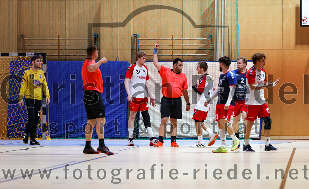 2022-09-24_051_SpVgg_Altenerding_gegen_HSG_Freising-Neufahrn | Erding, Deutschland, 24.09.2022:
Handball, Bezirksoberliga Männer 2022 / 2023, 2. Spieltag, SpVgg Altenerding gegen HSG Freising-Neufahrn, Endergebnis: 18:26

Niklas Fleps (SpVgg Altenerding, #31), Joseph Wyhnalek (SpVgg Altenerding, #11), Petrit Guri (HSG Freising-Neufahrn, #31), Benjamin Moses Becker (HSG Freising-Neufahrn, #2), Jakob Köhler (SpVgg Altenerding, #13)

Foto: Christian Riedel / fotografie-riedel.net
