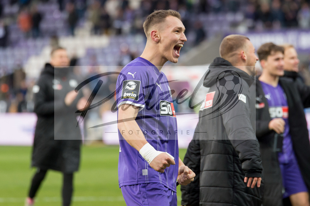OSNTSV20211106_164 | Fussball, Herren: . Spieler vom VfL Osnabrueck Schlussjubel, jubelt nach dem 3:1 Sieg bei dem Spiel der 3. Liga zwischen VfL Osnabrueck und TSV 1860 Muenchen im Stadion an der Bremer Bruecke am 06.11.2021 in Osnanbrueck, Deutschland.DFB / DFL REGULATIONS PROHIBIT ANY USE OF PHOTOGRAPHS AS IMAGE SEQUENCES AND/OR QUASI-VIDEO. - Realisiert mit Pictrs.com