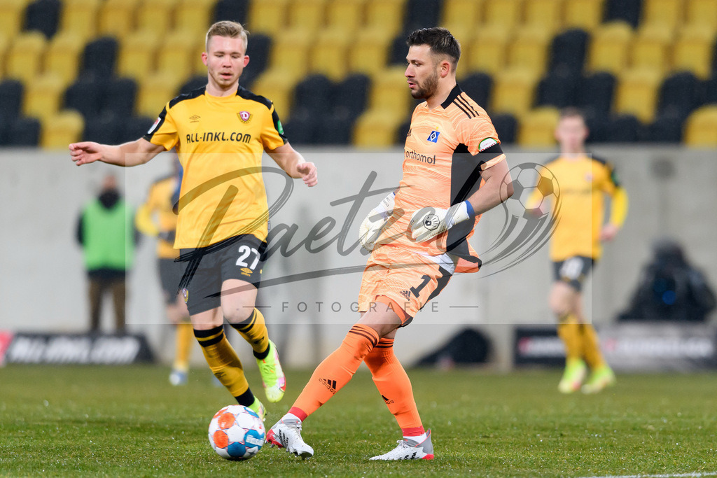 SGDHSV20220114_102 | Fussball, Herren: Torwart Daniel Heuer Fernandes (Hamburger SV) in Aktion, am Ball, Einzelaktion bei dem Spiel der 2. Bundesliga zwischen SG Dynamo Dresden und Hamburger SV im Rudolf-Harbig-Stadion am 14.01.2022 in Dresden, Deutschland.DFB / DFL REGULATIONS PROHIBIT ANY USE OF PHOTOGRAPHS AS IMAGE SEQUENCES AND/OR QUASI-VIDEO. - Realisiert mit Pictrs.com
