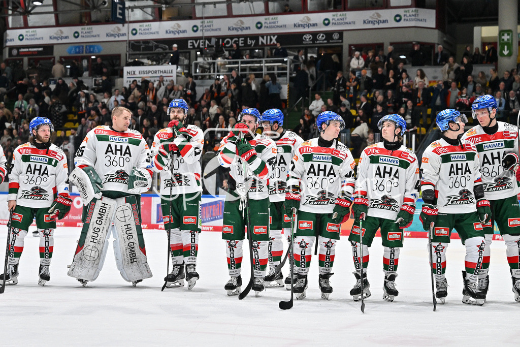 Löwen Frankfurt -Augsburger Panther | die Augsburger Panther bedanken sich bei den mitgereisten Fans nach der Niederlage in Franfurt / DEL: Loewen Frankfurt - Augsburger Panther, Eissporthalle Frankfurt am 14.02.2025