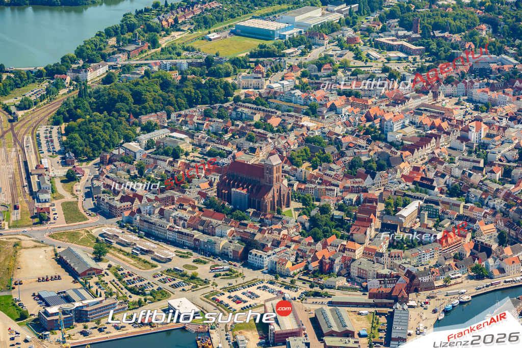 Altstadt Wismar Bild- Das Luftbild wurde 2025 vom UL-Flugzeug heraus erstellt ( keine Drohne bzw. Drohnenaufnahme ) - Hochauflösende Luftaufnahme -Nicht vergleichbar mit Google Maps oder Satelittenbilder- Die Geschenkidee !Mit Lizenz und Bildrechte bestellbar - CC