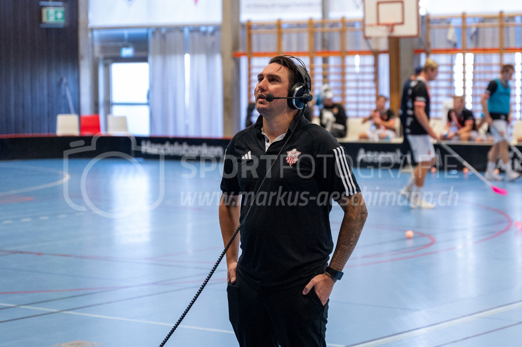 Strängnäs IBK vs Höllvikens IBF - 30. September 2023 | Strängnäs IBK vs Höllvikens IBF
Thomas Arena, Strängnäs
Johan Jönsson (Head Coach Strängnäs IBK) beim Interview vor dem Spiel.
Bild: Sportfotografie Markus Aeschimann | www.markus-aeschimann.ch - Realisiert mit Pictrs.com