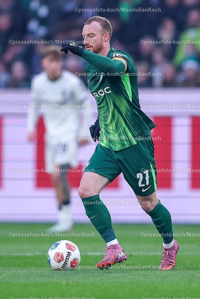 BMG13122502016 | 13.12.2025, Fußball, Borussia Mönchengladbach - VfL Wolfsburg, 1. Fußball Bundesliga, 14.Spieltag, Borussia-Park, Saison 2025 2026: Maximilian Arnold&nbsp;(VfL Wolfsburg #27)  DFB regulations prohibit any use of photographs as image sequences and or quasi-video.