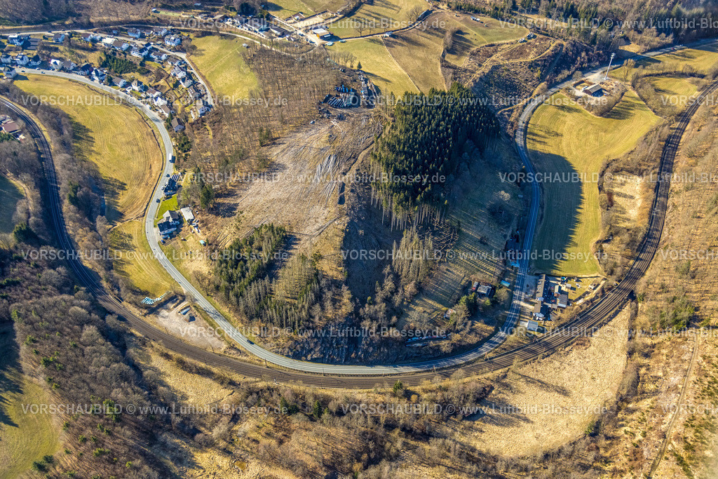 Kirchhundem250308540Hofolpe_B517 | Luftbild, geschwungene Hofolper Straße Bundesstraße B517, Wohnsiedlung Saalweg, Waldgebiet Hügellandschaft mit Waldschäden, Hofolpe, Kirchhundem, Sauerland, Nordrhein-Westfalen, Deutschland
