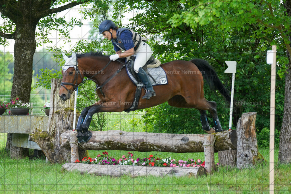 20240518-FAH03817 | Turnierbilder von Niederseon, Turnierfotografen Bayern, Fotoagentur Herrmann, Geländebilder, Reitsportfotografie