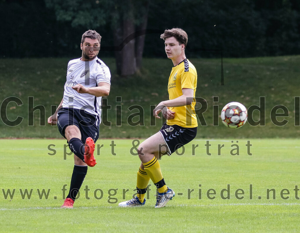 2023-07-23_028_SV_Anzing_gegen_SC_Kirchasch | Anzing, Deutschland, 23.07.2023:
Fußball, Kreisliga 2023 / 2024, Testspiel, SV Anzing gegen SC Kirchasch, Endergebnis: 5:1

Gabriel Hrase (SV Anzing, #3), Julian Bauer (SC Kirchasch, #19)

Foto: Christian Riedel / fotografie-riedel.net