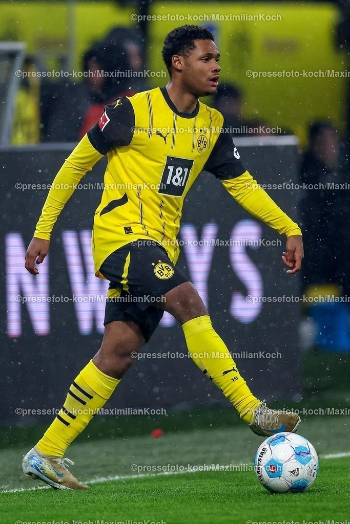 BVB10012502314 | 10.01.2025, Fußball, Borussia Dortmund - Bayer 04 Leverkusen, 1. Fußball Bundesliga, 16. Spieltag, Signal Iduna Park, Saison 2024 2025: Julien Duranville (BVB #16)DFB regulations prohibit any use of photographs as image sequences and or quasi-video.