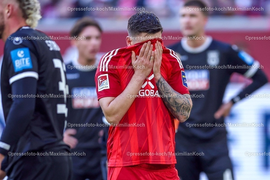 Due01022501068 | 01.02.2025, Fußball, Fortuna Düsseldorf - SSV Ulm 1846, 2.. Fußball Bundesliga, 20. Spieltag, Merkur Spiel-Arena, Saison 2024 2025: Dawid Kownacki (Fortuna Düsseldorf #24) steht angespannt vor dem Elfmeter zum 3:2 auf dem PlatzDFB regulations prohibit any use of photographs as image sequences and or quasi-video.