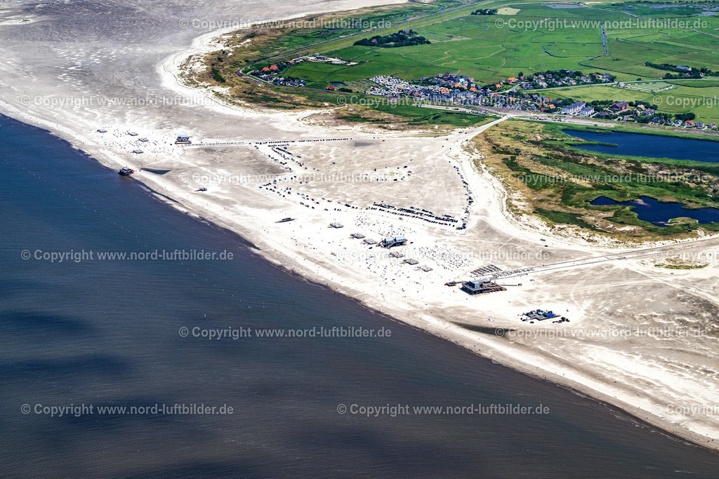 St.Peter-Ording_Strand_SPO_ELS_3940130625 | SANKT PETER-ORDING 13.06.2025 Küsten- Landschaft am Sandstrand der Badestelle Ording Nord im Ortsteil St. Peter-Ording in Sankt Peter-Ording im Bundesland Schleswig-Holstein, Deutschland. Am Strand vor St. Peter- Ording ist in den Monaten März bis Ende Oktober das Strand- Parken gegen Gebühr erlaubt. Strandparkplatz am Weststrand. // Coastal landscape on the sandy beach of the bathing area Ording Nord in the district St Peter-Ording in Sankt Peter-Ording in the state Schleswig-Holstein, Germany. Foto: Martin Elsen