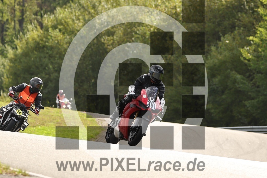 0301-20260907_01234 | Schöne Erinnerungen an spannende Momente - das festzuhalten ist unser Job. PIXELrace.de ist seit 2003 auf den Rennstrecken Europas unterwegs um die Action draußen beim Fahren und die wunderbare Stimmung imm Fahrerlager für euch einzufangen.