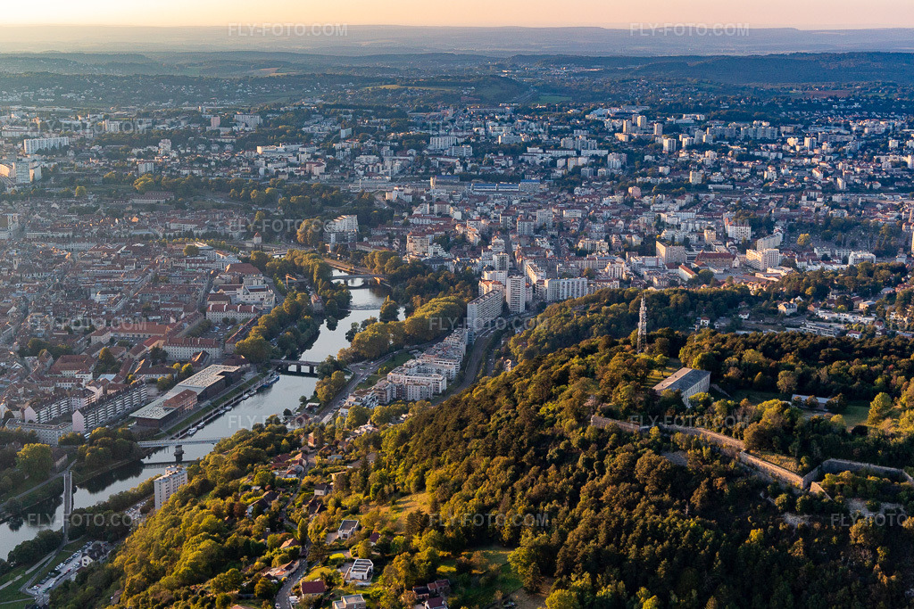 Aerial view: Riverbank areas of the Doubs near Lers Chaprais in Besancon in the district Mouillère in Besançon in the state Doubles, France. – Photo: IMG_129657.jpg taken on 09/23/2021 by Werner Riehm/FLY-FOTO.com – Resolution of the original: 5318 x 3545 px