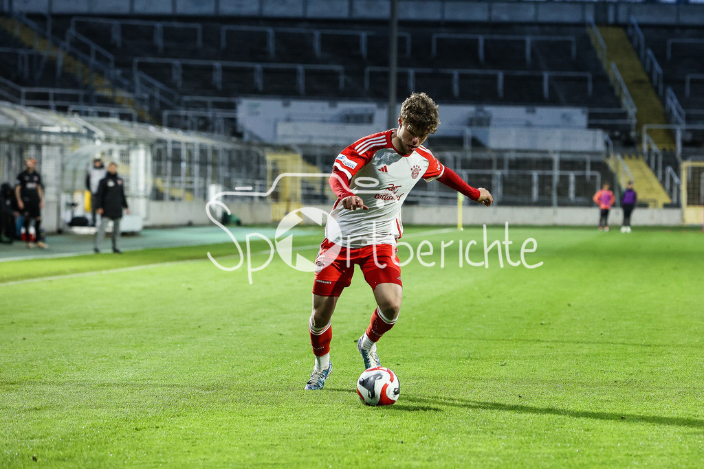 FC Bayern Amateure - TSV Buchbach | am Ball Maximilian WAGNER (FCB #7) / Einzelfoto / Freisteller