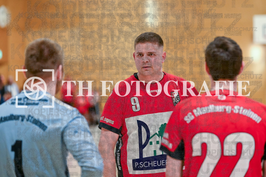 GER, SG Maulburg/Steinen - TuS Ringsheim, Handball, Landesliga Suedbaden, 22. Spieltag, Saison 2024/2025, 23.03.2025 | Tim Lindner (SG Maulburg/Steinen, #09) im Gespräch mit Rubens Freuschle (SG Maulburg/Steinen, #01), Niklas Ahrens (SG Maulburg/Steinen, #22)GER, SG Maulburg/Steinen - TuS Ringsheim, Handball, Landesliga Suedbaden, 22. Spieltag, Saison 2024/2025, 23.03.2025Foto: TH Fotografie/Thomas Hess