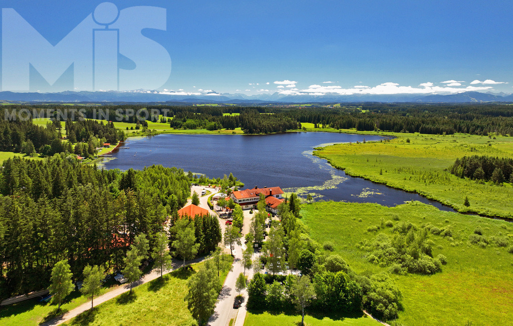 mis310719RF04.JPG | 04.07.2022, Der Moorsee Elbsee bei Aitrang im Allgäu aus der Luft. Vorne das Elbsee-Restaurant - Realisiert mit Pictrs.com