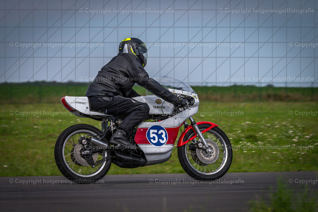 Yamaha TZ 350 Replica | Foto vom 3. Classic Motor Weekend 18. - 20. August 2023 auf dem Flugplatz in Obermehler - Realisiert mit Pictrs.com