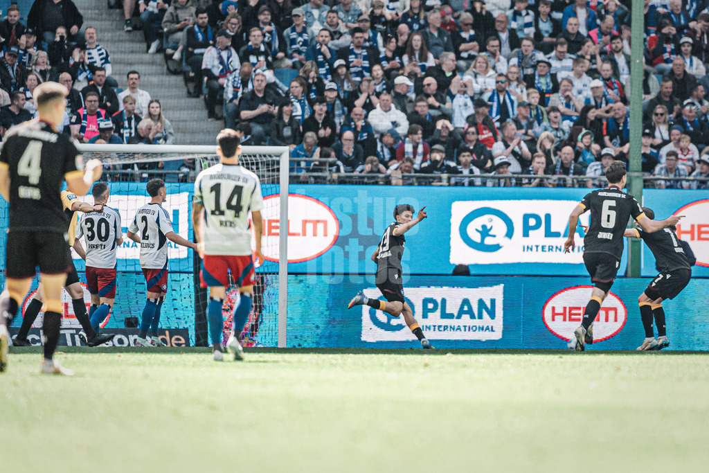 Fußball | Männer | Saison 2024/2025 | 2. Fußball-Bundesliga | 31. Spieltag | Hamburger SV vs. Karlsruher SC | 27.04.2025 | Louey Ben Farhat (#19, Karlsruher SC) schießt ein Tor und jubelt