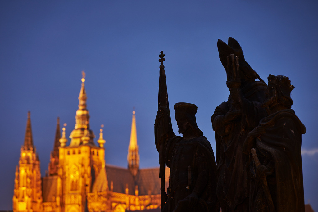 Statue Sankt Norbert von Xanten, Sankt Wenceslas und Sankt Sigismund | Prag, Austria - June 27, 2015: Statue Sankt Norbert von Xanten, Sankt Wenceslas und Sankt Sigismund auf der Karlsbruecke, im Hintergrund der St. Veitsdom, bei Nacht. - Realisiert mit Pictrs.com