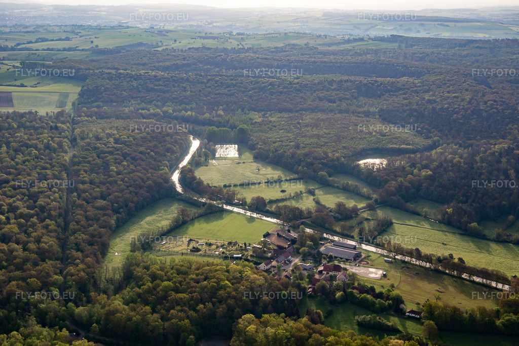 Vue aérienne: Parc Naturel de Cheval à Neuweyerhof à Altwiller dans le département Bas Rhin, France. Photo: IMG_140579.jpg prise le 01/05/2024 par Werner Riehm/FLY-FOTO.euRésolution de l'original: 5472 x 3648 pxPARC-NATUREDECHEVAL.FR