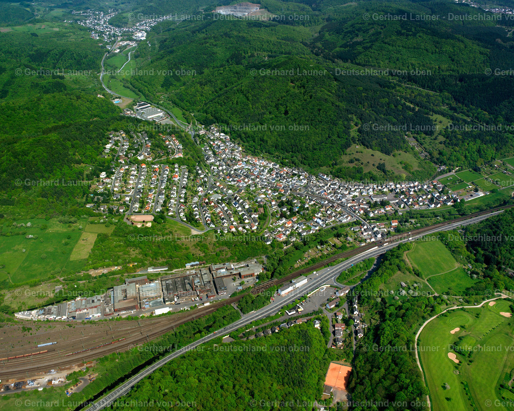 2610374 | NIEDERSCHELD 09.06.2006 Ortsansicht der Straßen und Häuser der Wohngebiete in Niederscheld im Bundesland Hessen, Deutschland // Town View of the streets and houses of the residential areas in Niederscheld in the state Hesse, Germany Foto: Gerhard Launer
