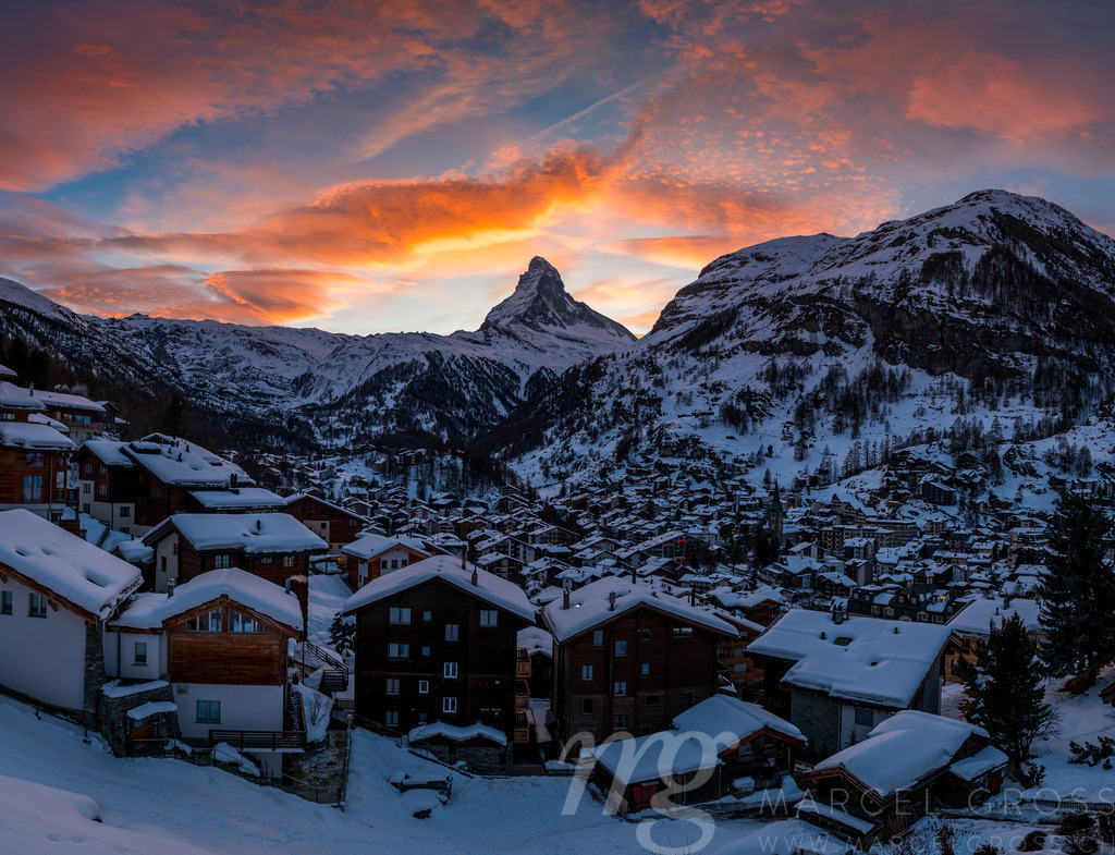 Zermatt and Matterhorn in the Alps of Switzerland on a wonderful sunset | Die ideale Geschenkidee für Naturliebhaber. Naturbilder von Marcel Gross Photography für ihr Zuhause in den verschiedensten Formaten und Materialien. - Realisiert mit Pictrs.com